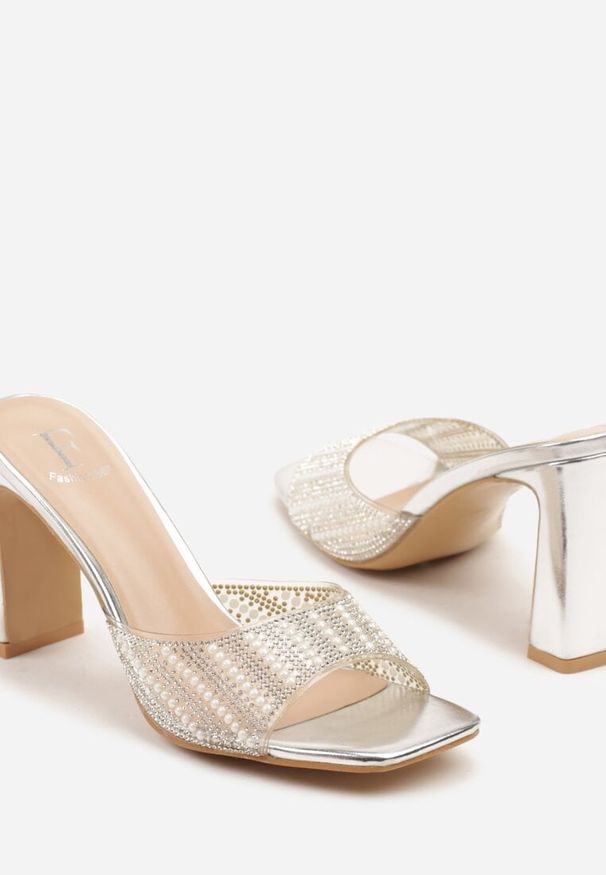 Renee - Srebrne Klapki na Słupku z Cyrkoniową Cholewką Merowenna. Kolor: srebrny. Obcas: na słupku. Styl: elegancki. Wysokość obcasa: średni