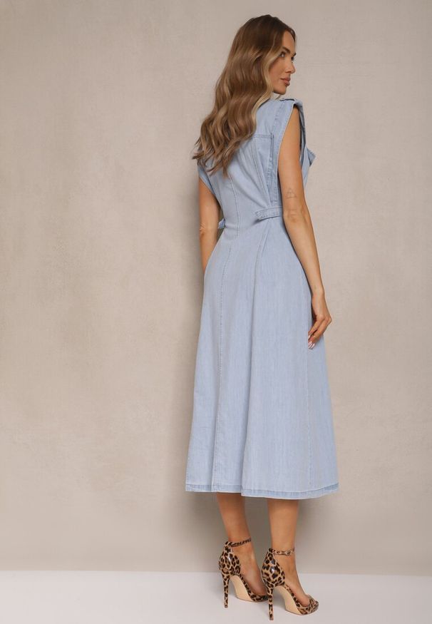 Renee - Jasnoniebieska Rozkloszowana Sukienka Jeansowa z Bawełny o Koszulowym Kroju Sepilie. Okazja: na co dzień. Typ kołnierza: dekolt w serek. Kolor: niebieski. Materiał: jeans, bawełna. Typ sukienki: koszulowe. Styl: klasyczny, elegancki, casual