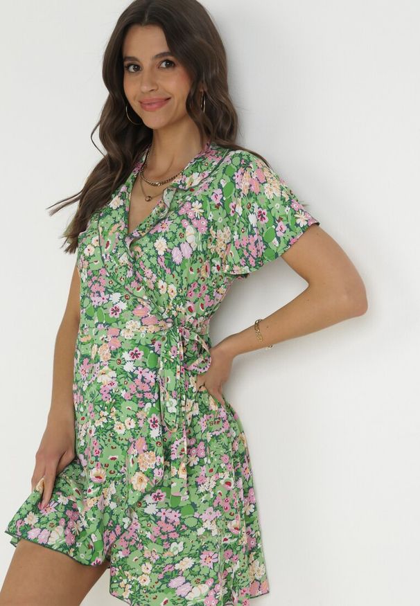 Born2be - Zielona Kopertowa Sukienka Mini z Wiązaniem w Pasie z Wiskozy Huette. Kolor: zielony. Materiał: wiskoza. Wzór: aplikacja. Sezon: wiosna, lato. Typ sukienki: kopertowe. Długość: mini