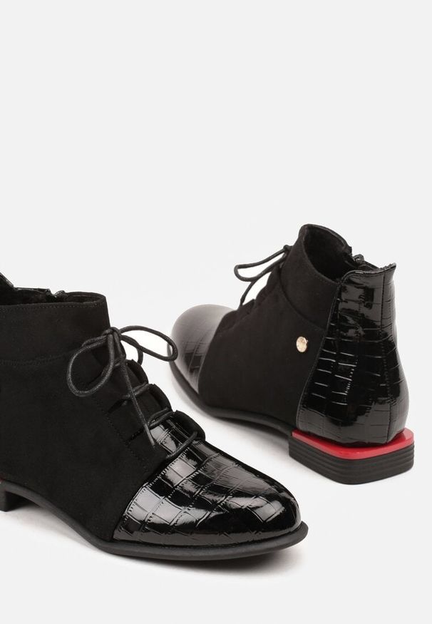 Born2be - Czarne Lakierowane Botki Vices z Tłoczeniem Ozvila. Okazja: na co dzień. Zapięcie: zamek. Kolor: czarny. Materiał: lakier. Styl: casual, elegancki