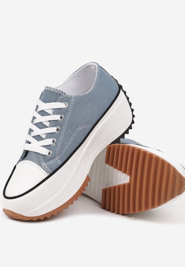 Born2be - Niebieskie Niskie Klasyczne Trampki na Grubszej Podeszwie Nestara. Okazja: na spotkanie biznesowe. Kolor: niebieski. Materiał: jeans. Obcas: na płaskiej podeszwie. Styl: klasyczny