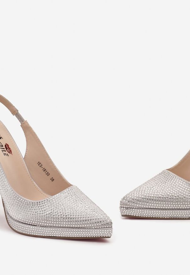 Renee - Srebrne Satynowe Sandały na Szpilce i Grubej Podeszwie z Ozdobnymi Cyrkoniami Lenaqia. Kolor: srebrny. Materiał: satyna. Obcas: na szpilce. Styl: klasyczny