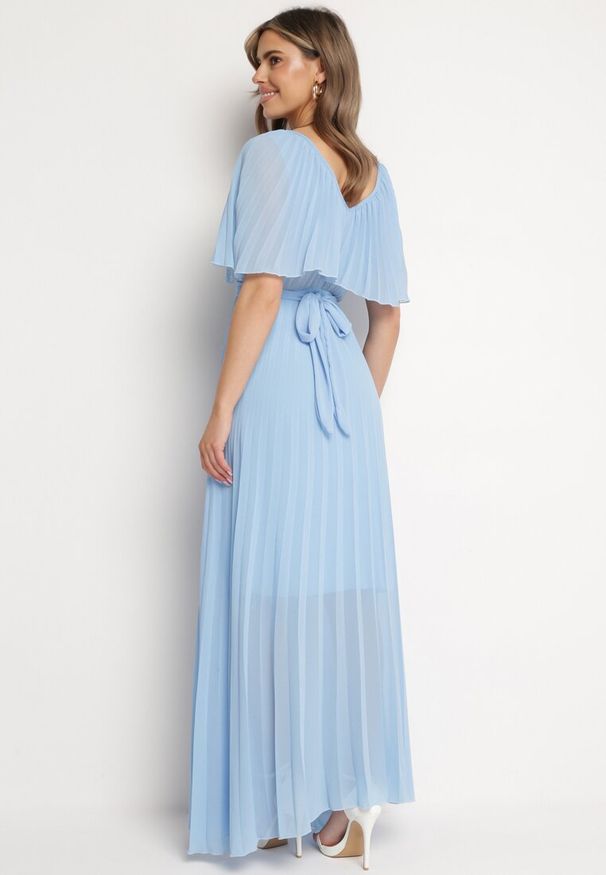 Born2be - Niebieska Sukienka Plisowana z Szeroką Falbaną Przy Dekolcie Dinara. Kolor: niebieski. Styl: wizytowy. Długość: maxi