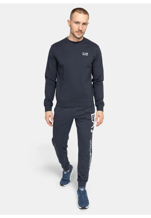 Bluza męska EA7 Emporio Armani (8NPM52 PJ05Z 1578). Okazja: na co dzień. Kolor: niebieski. Materiał: bawełna. Długość rękawa: długi rękaw. Długość: długie. Styl: casual, klasyczny, sportowy