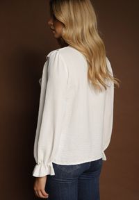 Renee - Biała Koszula z Falbankami Ravedia. Okazja: na imprezę, na co dzień. Typ kołnierza: kołnierz z falbankami. Kolor: biały. Styl: casual, elegancki #5