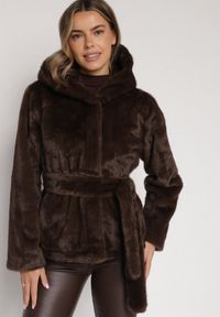 Born2be - Brązowa Kurtka Futerko z Kapturem i Wiązanym Paskiem Zetara. Okazja: na spacer, na co dzień. Typ kołnierza: kaptur. Kolor: brązowy. Materiał: futro. Styl: casual, klasyczny #1