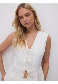 Reserved - Kamizelka z lyocellem - biały. Kolor: biały. Materiał: tkanina