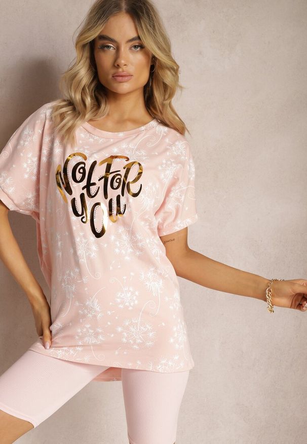 Renee - Różowy T-shirt z Bawełny Typu Nietoperz z Ozdobnym Nadrukiem i Cyrkoniami Siratta. Kolor: różowy. Materiał: bawełna. Wzór: nadruk