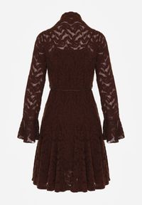 Born2be - Brązowa Koronkowa Sukienka z Wiązaniem Półgolfem i Falbankami Alnefera. Okazja: na co dzień. Typ kołnierza: kołnierz z falbankami. Kolor: brązowy. Materiał: koronka. Długość rękawa: na ramiączkach. Styl: casual, klasyczny #3