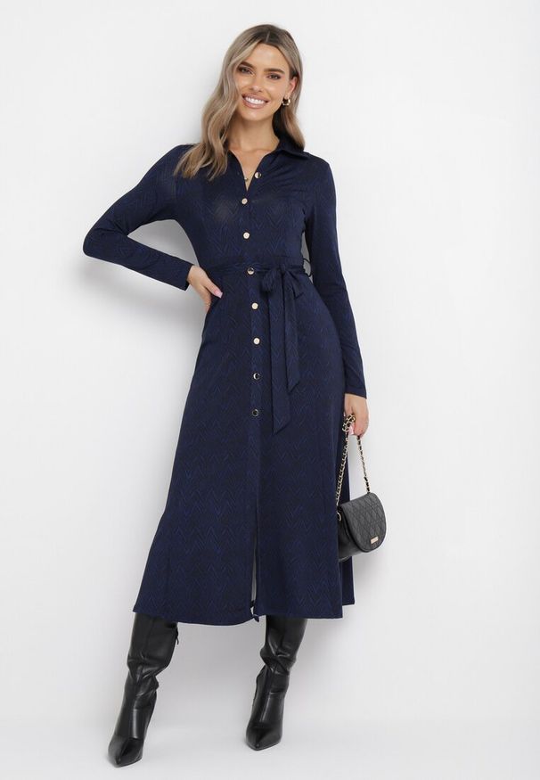 Born2be - Granatowa Rozkloszowana Sukienka Koszulowa z Wiązanym Paskiem Cheresin. Kolor: niebieski. Materiał: materiał. Typ sukienki: koszulowe. Długość: midi