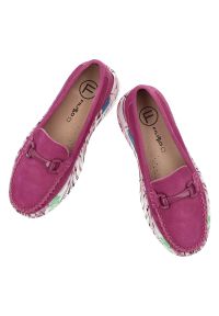 Różowe Półbuty Filippo Mokasyny Damskie Z Wzorzystą Podeszwą. Okazja: na co dzień. Zapięcie: klamry. Kolor: różowy. Materiał: materiał. Styl: casual, klasyczny, elegancki #7