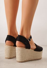Renee - Czarne Sandały na Wysokim Koturnie z Plecionego Materiału i z Zapięciem przy Kostce Egerra. Zapięcie: sprzączka. Kolor: czarny. Materiał: materiał. Sezon: lato. Obcas: na koturnie #9