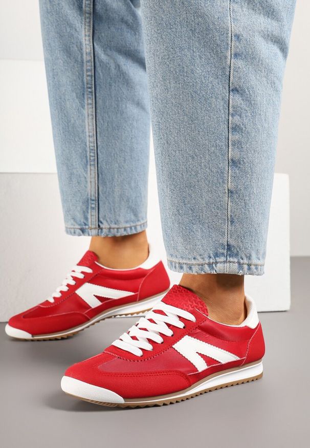 Renee - Czerwone Sneakersy z Geometrycznym Wzorem Zoloti. Okazja: na co dzień. Zapięcie: sznurówki. Kolor: czerwony. Wzór: geometria