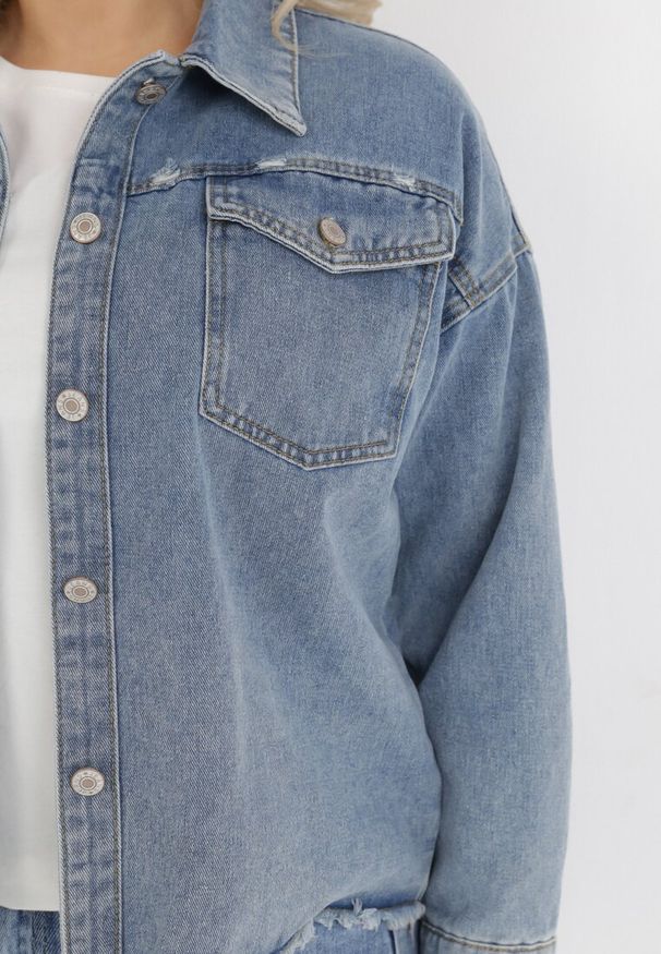 Born2be - Jasnoniebieska Kurtka Jeansowa Irereia. Kolekcja: plus size. Kolor: niebieski. Materiał: jeans. Długość rękawa: długi rękaw. Długość: długie. Wzór: aplikacja. Styl: klasyczny