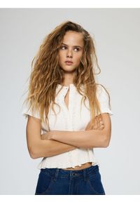 Reserved - Sweter z krótkim rękawem - złamana biel. Materiał: dzianina, bawełna, wiskoza. Długość rękawa: krótki rękaw. Długość: krótkie #1