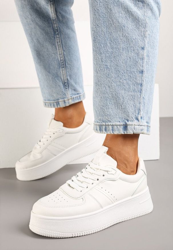 Born2be - Białe Klasyczne Sneakersy Vices na Grubej Podeszwie Torira. Okazja: na co dzień. Nosek buta: okrągły. Zapięcie: sznurówki. Kolor: biały. Materiał: jeans. Obcas: na platformie