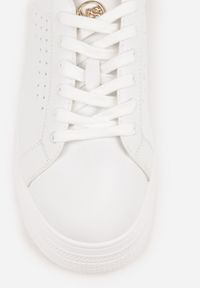 Born2be - Biało-Złote Sneakersy VICES z Metaliczną Wstawką Perforacją i Gwiazdą Edanatia. Okazja: na co dzień. Kolor: biały. Materiał: jeans. Wzór: aplikacja #7