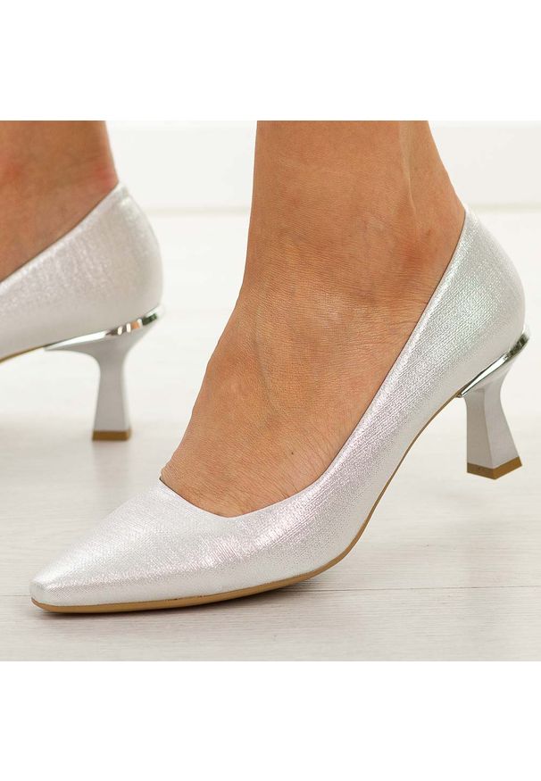 Srebrne mar. Polskie szpilki damskie Suzana 6030. Kolor: srebrny. Materiał: skóra. Szerokość cholewki: normalna. Sezon: wiosna, lato, jesień. Obcas: na szpilce. Styl: wizytowy, klasyczny, elegancki. Wysokość obcasa: średni