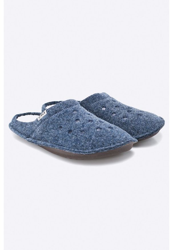 Crocs - Kapcie. Kolor: niebieski. Materiał: materiał. Wzór: gładki. Obcas: na obcasie. Wysokość obcasa: niski