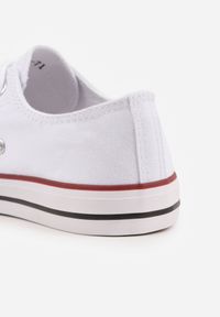 Born2be - Białe Trampki w Klasycznym Stylu z Niską Cholewką Tyrell. Okazja: na co dzień. Wysokość cholewki: przed kostkę. Kolor: biały. Materiał: materiał, jeans. Szerokość cholewki: normalna. Sezon: wiosna, lato. Styl: klasyczny #3
