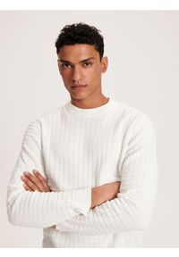Reserved - Sweter z waflowym splotem - złamana biel. Materiał: dzianina, bawełna. Wzór: ze splotem #1