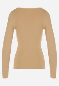 Born2be - Ciemnobeżowy Dopasowany Sweter z Nieregularnym Dekoltem w Serek Fenarela. Okazja: na co dzień, do pracy, na spotkanie biznesowe. Typ kołnierza: dekolt w serek. Kolor: beżowy. Materiał: jeans. Styl: biznesowy, casual #6
