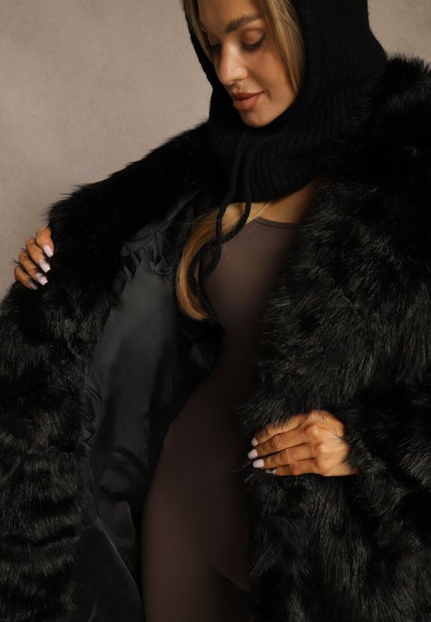 Renee - Czarny Płaszcz Futro o Jednorzędowym Kroju z Szerokim Kołnierzem Aweda. Okazja: na co dzień. Kolor: czarny. Materiał: futro. Styl: elegancki, casual, wizytowy