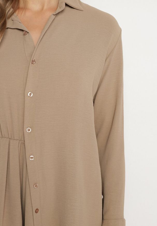 Born2be - Ciemnobeżowa Asymetryczna Sukienka o Koszulowym Kroju z Gumką w Talii Elodina. Kolor: beżowy. Długość rękawa: długi rękaw. Typ sukienki: koszulowe, asymetryczne. Styl: elegancki, sportowy