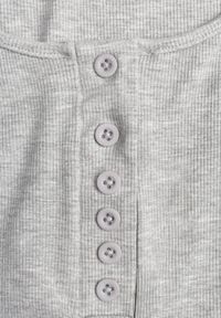 Renee - Szary Bawełniany Tank Top w Prążki z Ozdobnymi Guziczkami Bernissa. Okazja: na co dzień, na imprezę. Kolor: szary. Materiał: bawełna. Wzór: prążki. Styl: casual #2