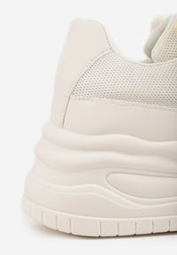 Renee - Beżowe Sneakersy na Platformie z Koralikami Amovanna. Okazja: na co dzień. Kolor: beżowy. Materiał: jeans. Wzór: aplikacja. Obcas: na platformie #2