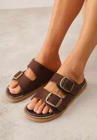 Renee - Brązowe Klapki VICES Ozdobione Dużymi Klamrami Jenniviane. Nosek buta: otwarty. Kolor: brązowy. Materiał: skóra, zamsz. Wzór: aplikacja. Sezon: lato. Obcas: na obcasie. Wysokość obcasa: niski #1