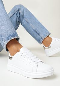 Born2be - Biało-Złote Sznurowane Sneakersy na Płaskiej Podeszwie Didi. Kolor: biały. Materiał: jeans. Obcas: na płaskiej podeszwie #1