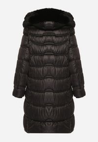 Born2be - Czarna Pikowana Kurtka Płaszcz za Kolano z Kapturem i Futerkiem Naelora. Okazja: na spacer, na co dzień. Typ kołnierza: kaptur. Kolor: czarny. Materiał: futro. Styl: casual, klasyczny #5