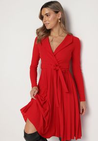 Born2be - Czerwona Midi Sukienka z Plisowanym Dołem i Kopertowym Dekoltem z Materiałowym Paskiem Obebba. Kolor: czerwony. Materiał: materiał. Typ sukienki: kopertowe. Styl: elegancki. Długość: midi #2