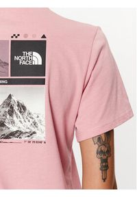 The North Face T-Shirt Foundation Graphic NF0A86XQ Różowy Regular Fit. Kolor: różowy. Materiał: bawełna, syntetyk