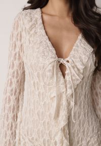 Born2be - Beżowa Koronkowa Sukienka z Falbankami i Wiązaniem przy Dekolcie Delanatea. Okazja: na co dzień. Typ kołnierza: kołnierz z falbankami. Kolor: beżowy. Materiał: koronka. Sezon: wiosna, lato. Styl: casual, elegancki #2