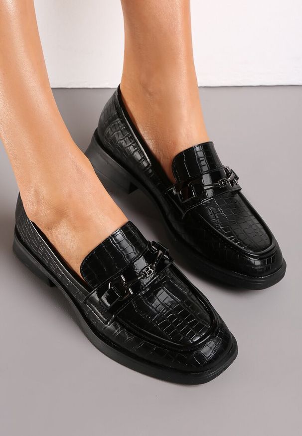 Renee - Czarne Mokasyny z Tłoczeniem Skóry Krokodyla z Metalową Ozdobą i Skórzaną Wkładką Kareph. Kolor: czarny. Materiał: skóra. Wzór: aplikacja