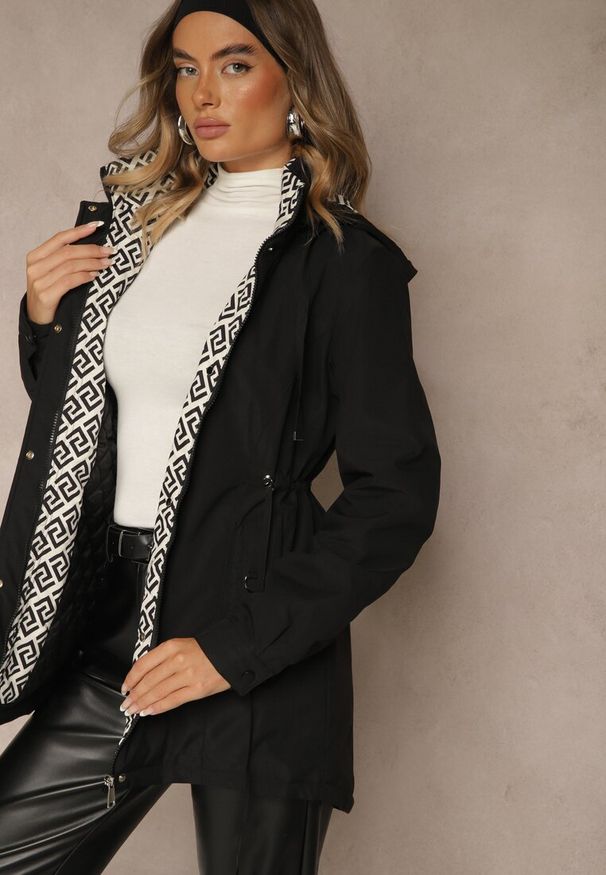 Renee - Czarna Kurtka Parka z Kapturem w Oryginalny Wzór Wewnątrz Tiosara. Okazja: na co dzień, na spacer. Typ kołnierza: kaptur. Kolor: czarny. Materiał: jeans. Wzór: aplikacja. Styl: casual