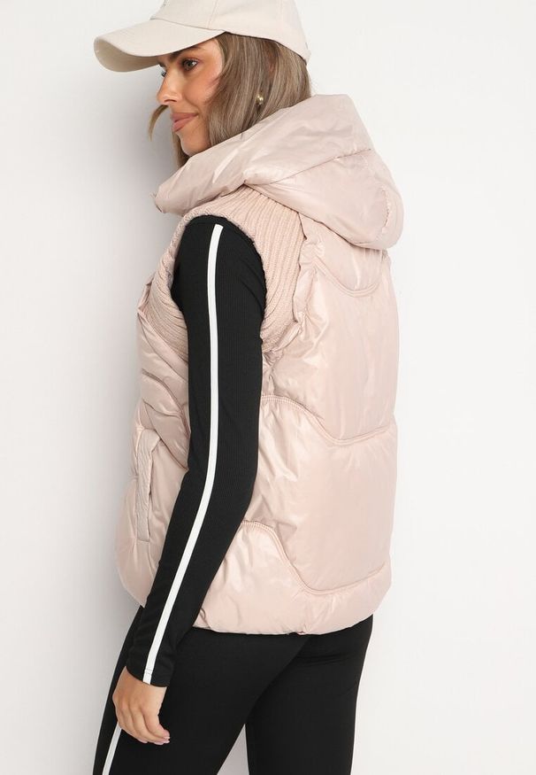 Born2be - Jasnobeżowa Pikowana Kamizelka z Kapturem i Ściągaczami Timorae. Okazja: na spacer. Typ kołnierza: kaptur. Kolor: beżowy. Materiał: jeans