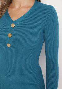 Born2be - Niebieski Sweter z Bawełną z Prążkowanego Materiału Ozdobiony Guzikami Zinfera. Okazja: na co dzień. Typ kołnierza: dekolt w serek. Kolor: niebieski. Materiał: bawełna, prążkowany, materiał. Wzór: aplikacja. Styl: casual, klasyczny #2