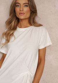 Renee - Biała Sukienka T-shirtowa Oversize z Rozcięciem Diasima. Kolor: biały. Wzór: aplikacja. Typ sukienki: oversize. Długość: mini #4