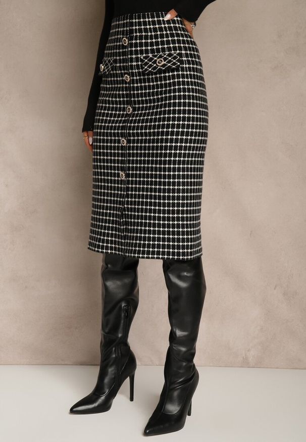 Renee - Czarno-Biała Tweedowa Spódnica Ołówkowa w Kratę z Guzikami Aretusa. Okazja: na spotkanie biznesowe. Stan: podwyższony. Kolor: czarny. Styl: biznesowy