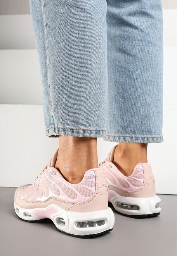 Born2be - Jasnoróżowe Buty Sportowe Sneakersy Ozdobione Tłoczeniem Tulinea. Okazja: na co dzień, na spacer. Kolor: różowy. Wzór: aplikacja. Sport: turystyka piesza
