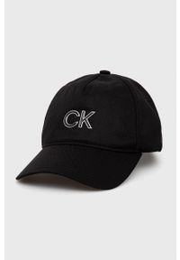 Calvin Klein czapka kolor czarny z aplikacją. Kolor: czarny. Materiał: lyocell, tkanina, jedwab, materiał. Wzór: aplikacja