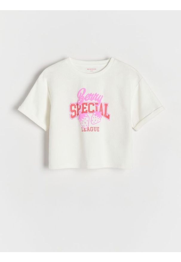 Reserved - T-shirt z wypukłym nadrukiem - złamana biel. Materiał: bawełna, dzianina. Wzór: nadruk