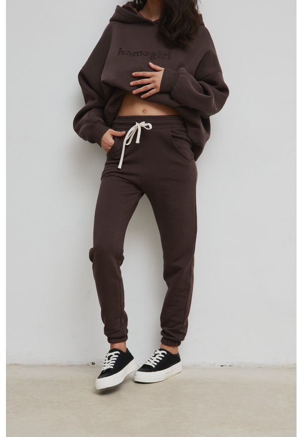 Marsala - Spodnie dresowe typu jogger w kolorze CHOCOLATE - DRIPS. Stan: podwyższony. Materiał: dresówka. Styl: elegancki