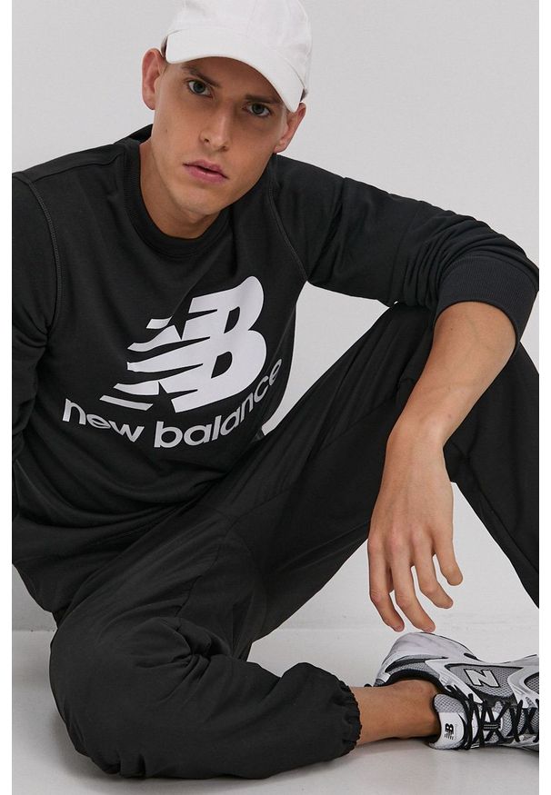New Balance Bluza MT03560BK męska kolor czarny z nadrukiem. Okazja: na co dzień. Kolor: czarny. Materiał: dzianina. Wzór: nadruk. Styl: casual