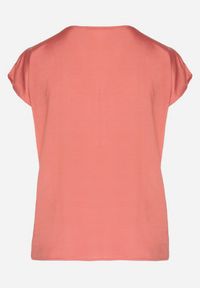 Born2be - Łososiowa Bluzka z Krótkim Luźnym Rękawem Mepola. Okazja: na co dzień. Kolekcja: plus size. Kolor: różowy. Materiał: jeans. Długość rękawa: krótki rękaw. Długość: krótkie. Styl: elegancki, casual #6