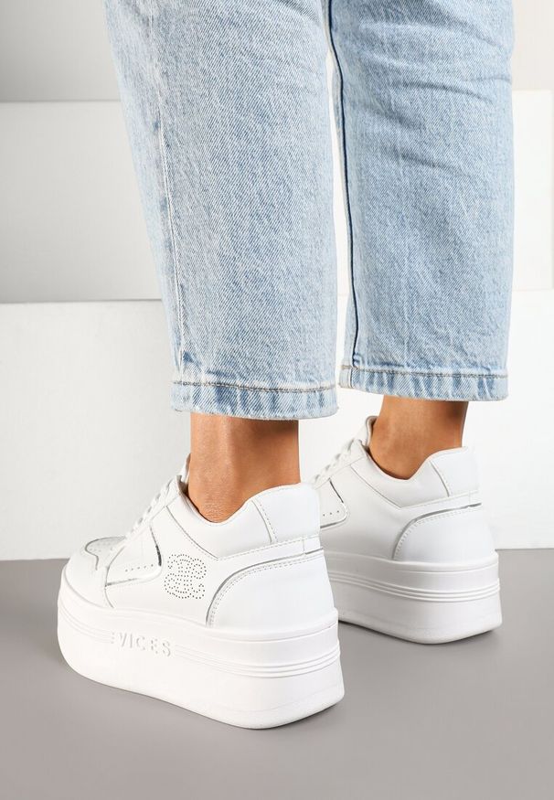 Born2be - Biało-Srebrne Sneakersy Vices na Grubej Podeszwie z Metalicznymi Wstawkami Nelesea. Okazja: na co dzień. Nosek buta: okrągły. Kolor: biały. Sezon: lato, wiosna