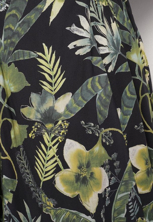 Born2be - Czarna Bawełniana Sukienka Rozkloszowana we Florystyczny Print Liliova. Okazja: na imprezę, na spacer. Typ kołnierza: dekolt w łódkę. Kolor: czarny. Materiał: bawełna. Długość rękawa: na ramiączkach. Wzór: nadruk. Styl: klasyczny